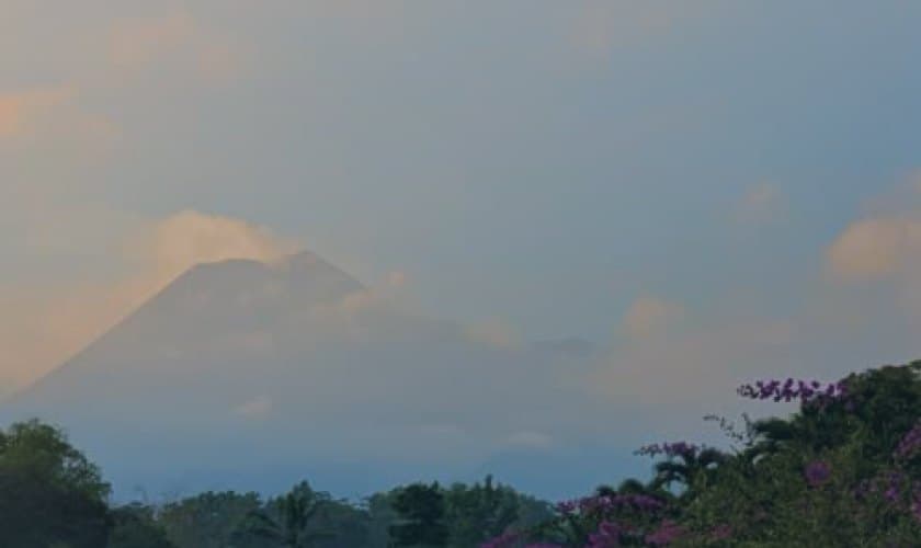 Puncak Merapi berselimut awan sore